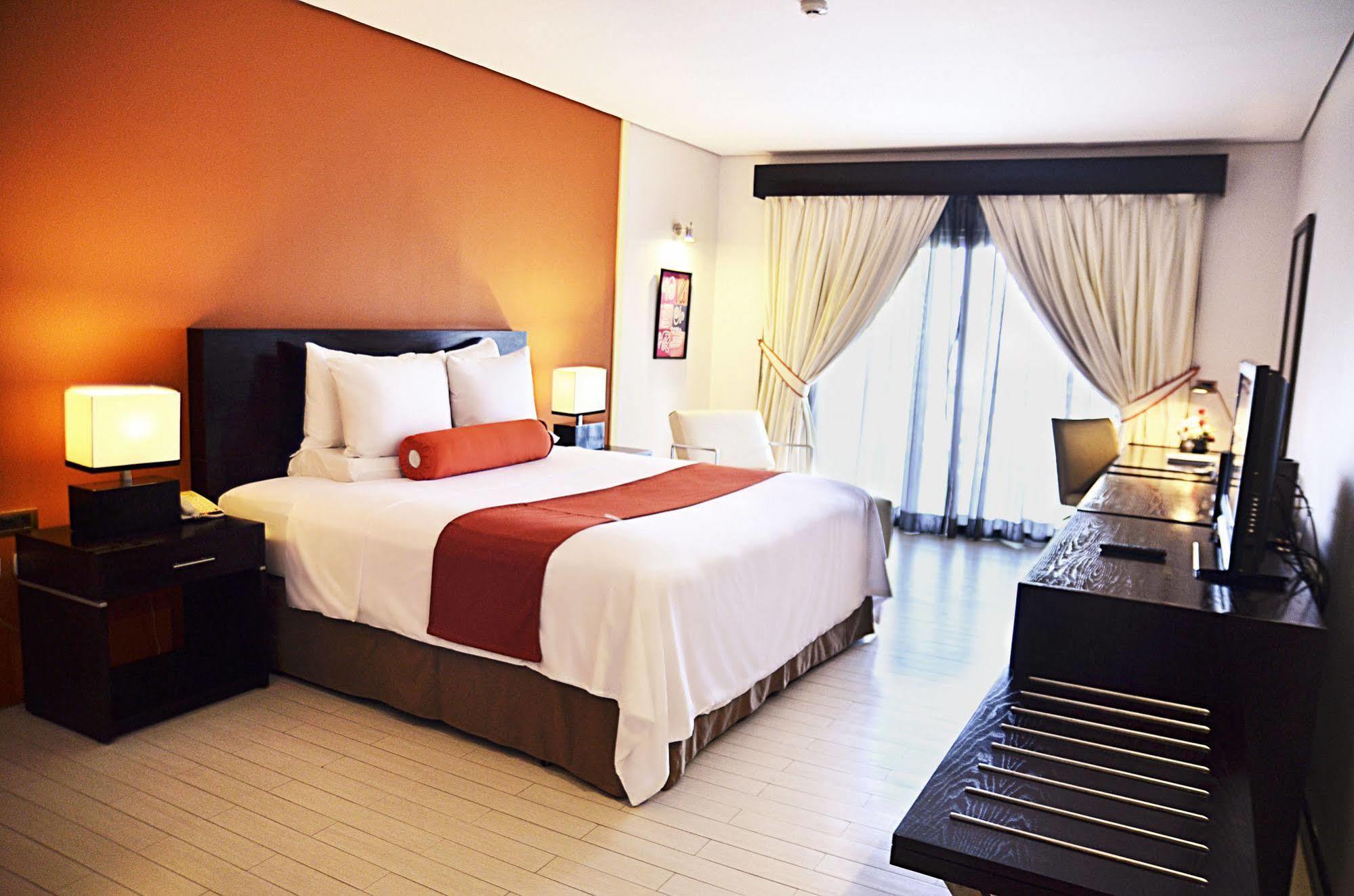 Thunderbird Resorts - Poro Point San Fernando City  Экстерьер фото